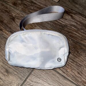lululemon athletica Everywhere Belt Bag Silver Camo